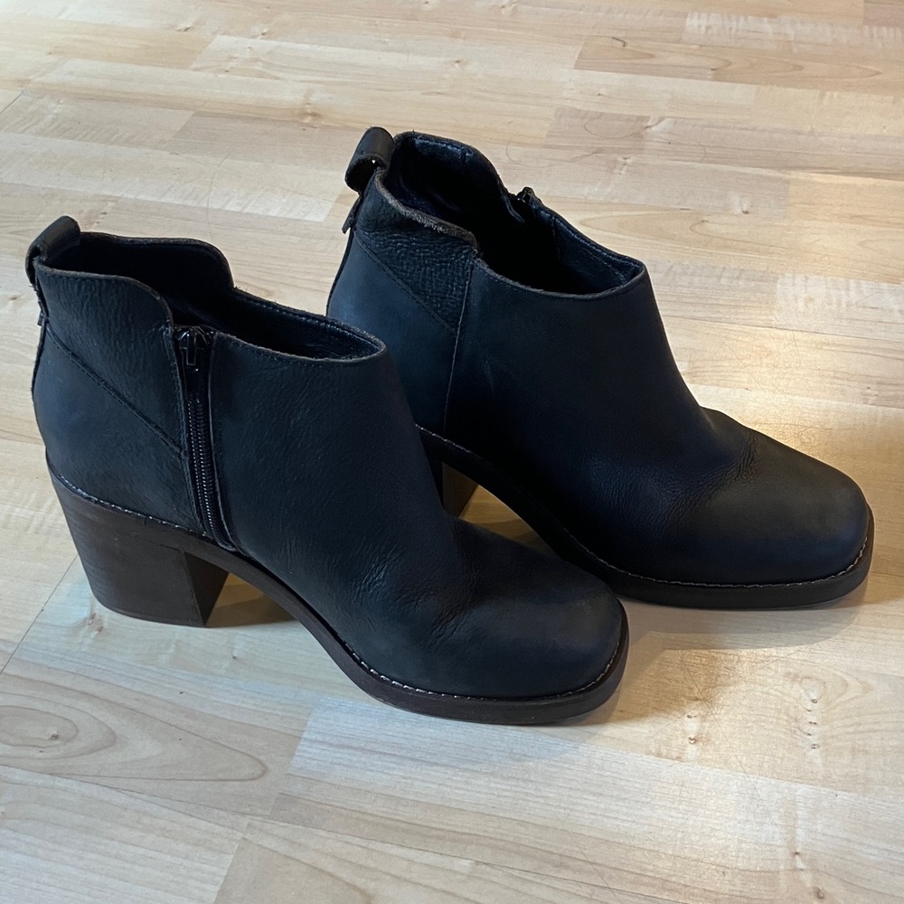 Crown Vintage Dark Brown / Black Boots 8.5M